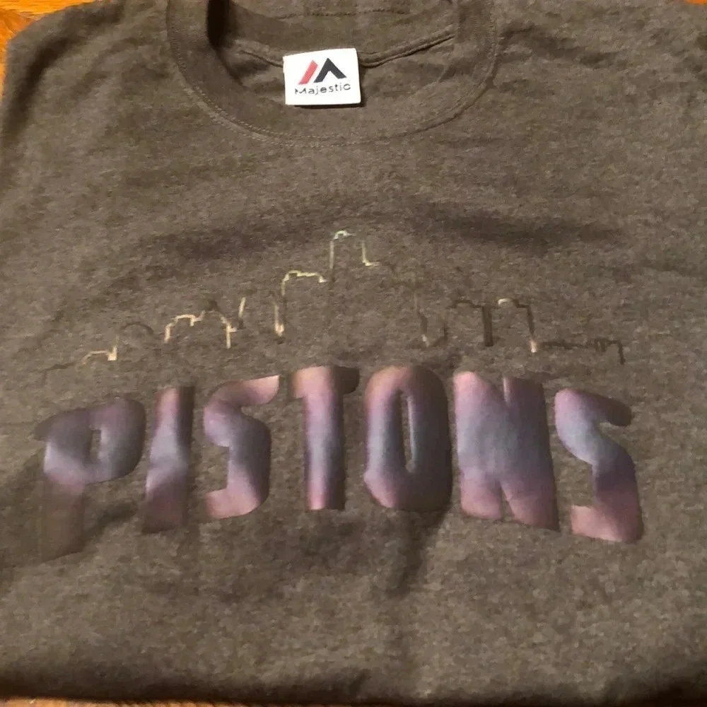Detroit Pistons tee shirt